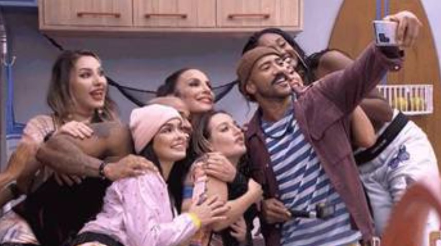 Participantes do 'BBB 23' tirando uma selfie.