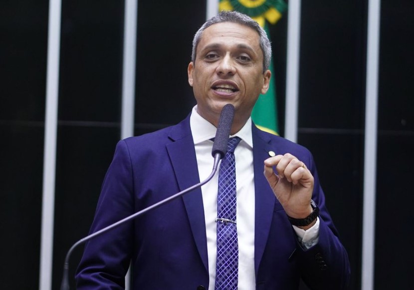 O deputado Gustavo Gayer fez declarações discriminatórias contra africanos e brasileiros durante entrevista.