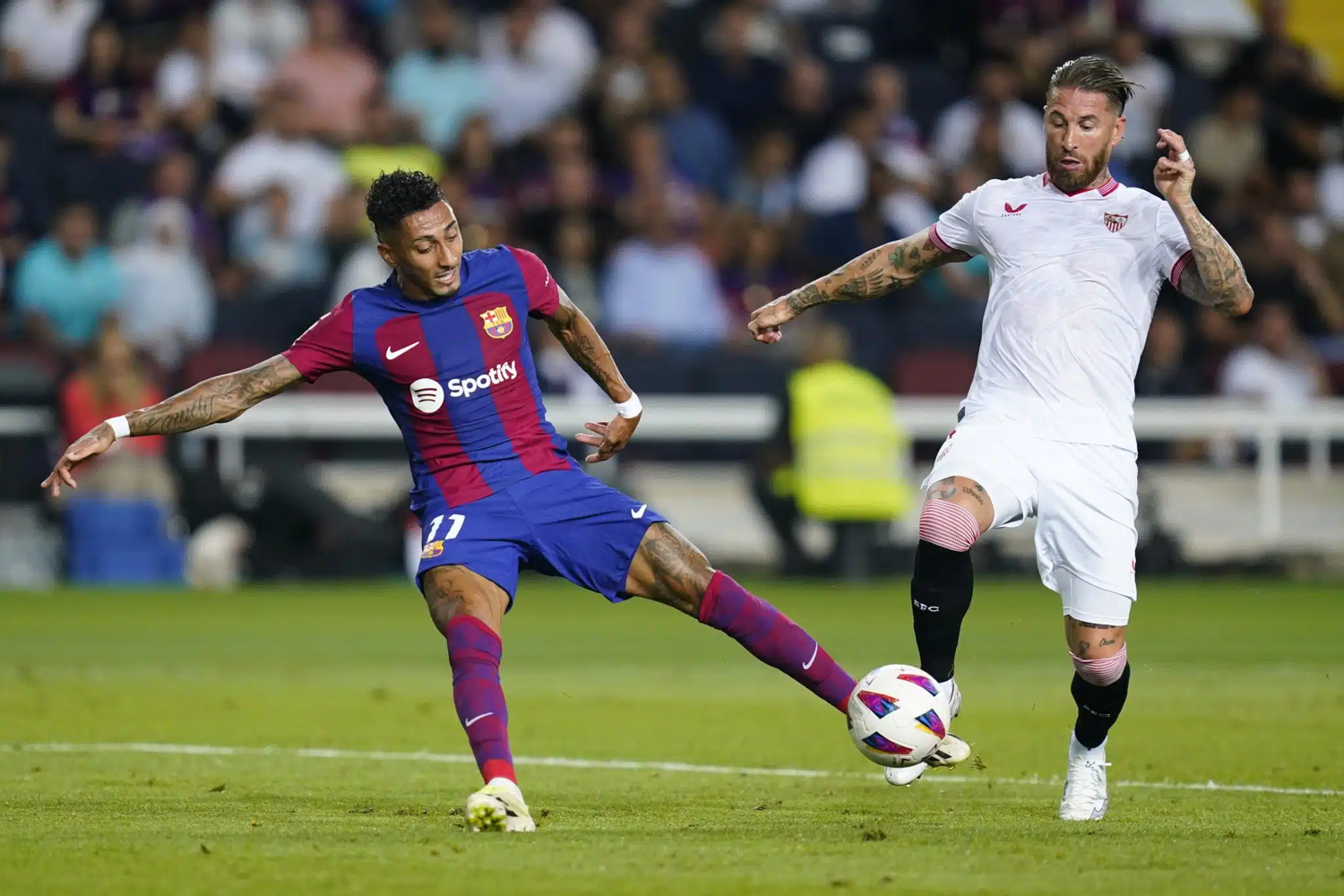 Barcelona vence Sevilla com gol contra de Sergio Ramos e assume a liderança do Espanhol
