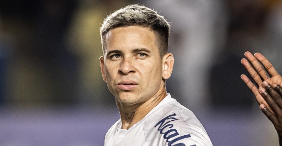 Soltedo se desculpa por expulsão em derrota do Santos.