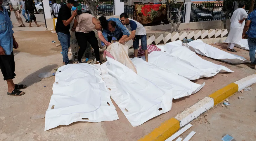 Pessoas tentam identificar corpos do lado de fora de hospital em Derna, na Líbia