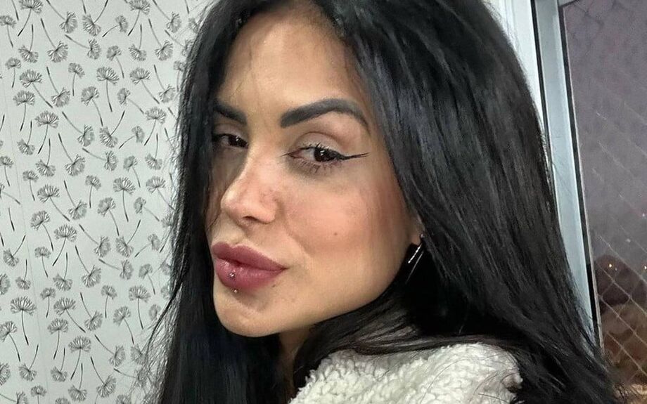 Tati Zaqui em foto do Instagram; cantora pretende passar 'mensagem melhor' para seus fãs