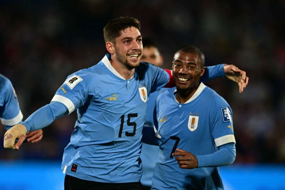 Com dois de De la Cruz, Uruguai faz 3 a 1 no Chile na estreia pelas Eliminatórias