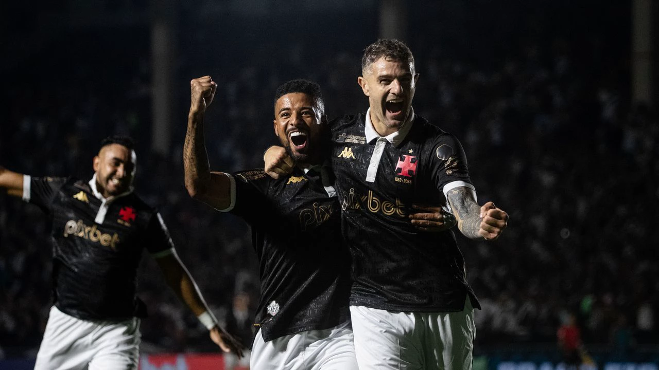 Na volta a São Januário, Vasco goleia Coritiba e fica perto de sair da zona de rebaixamento