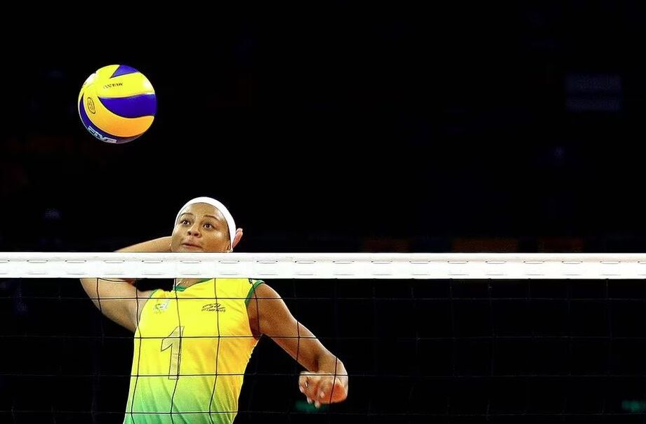 Walewska Oliveira em ação pela seleção brasileira nas Olimpíadas de Pequim