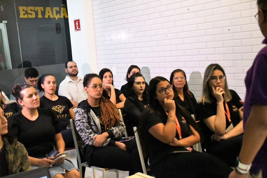 Alunos em aula de treinamento a empresários e colaboradores do varejo