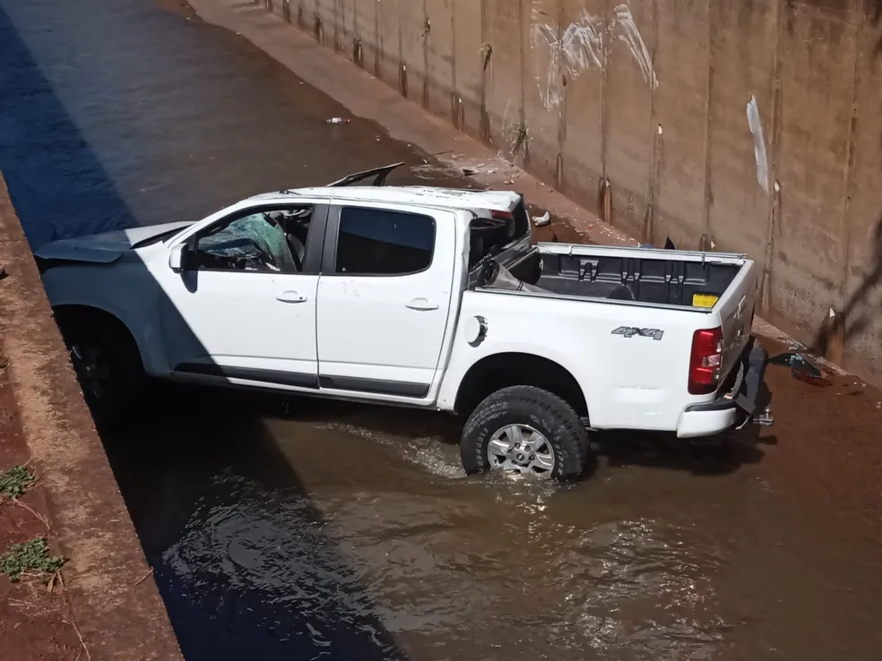 Uma camionete Chevrolet S-10 caiu no córrego Segredo