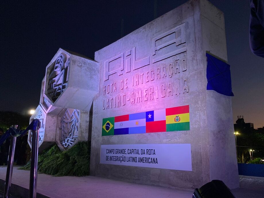 Monumento simboliza a Rota Bioceânica