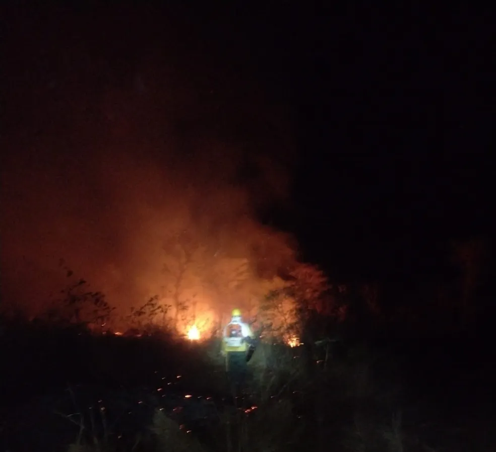 Brigadistas passam mais de cinco horas combatendo focos de incêndio em terra indígena