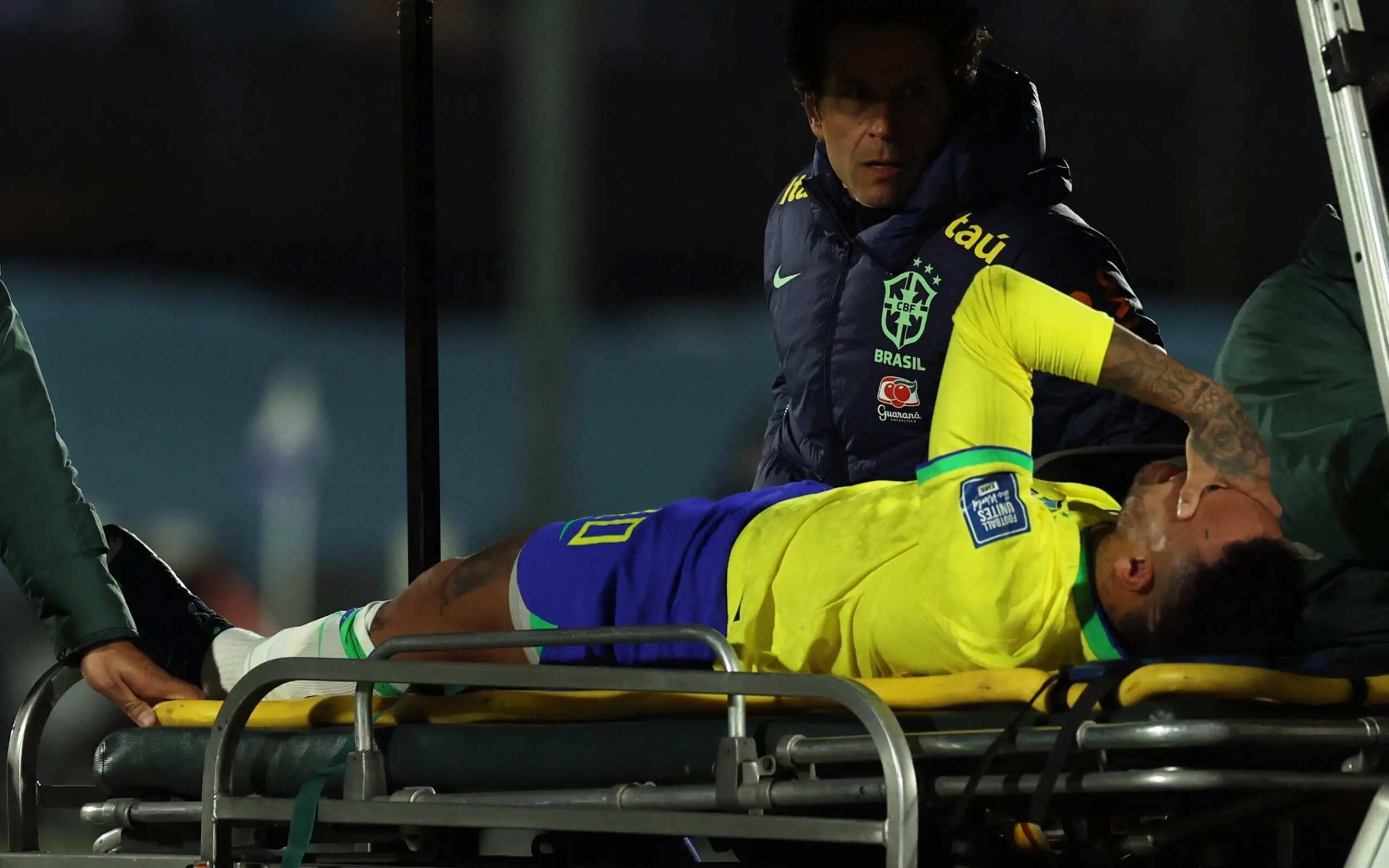 Neymar sofre lesão no joelho.