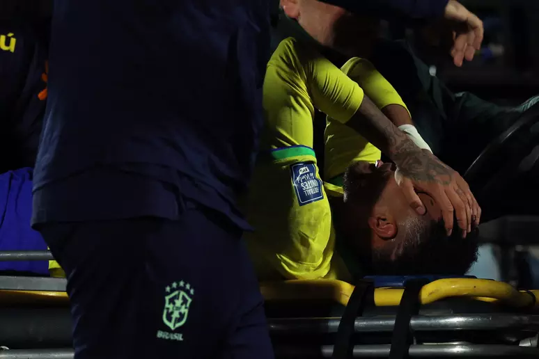 Neymar deixa estádio de muleta e com proteção no joelho após derrota da seleção