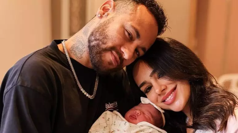 Filha de Neymar e Bruna Biancardi aparece de olhos abertos e fãs citam semelhanças com os pais