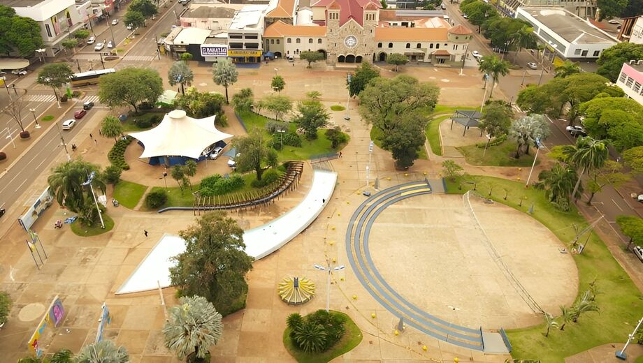 Praça Antônio João, em Dourados