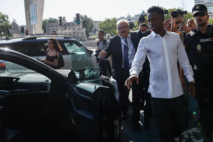 Vinícius Júnior no tribunal de Madrid para prestar depoimento