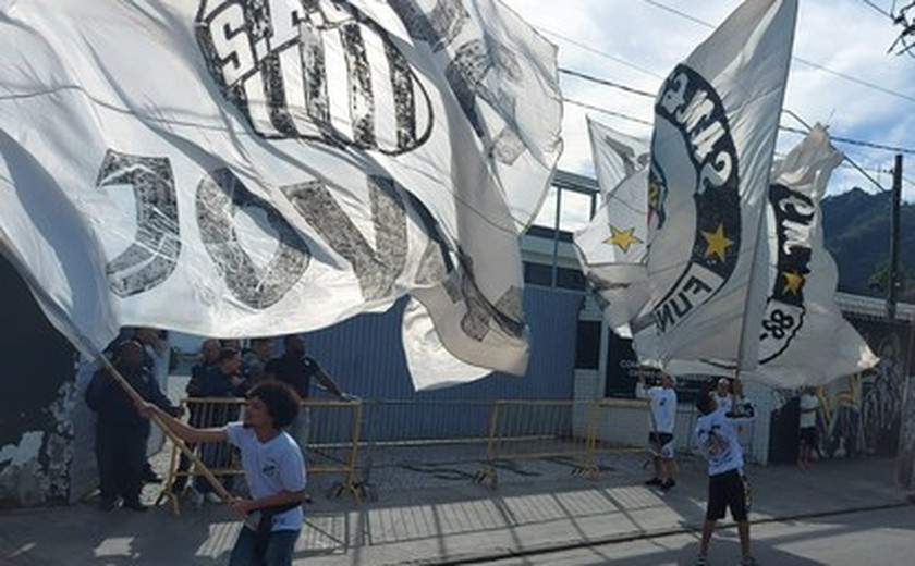 Torcida do Santos aparece em peso no CT Rei Pelé e apoia o time antes do clássico com Palmeiras