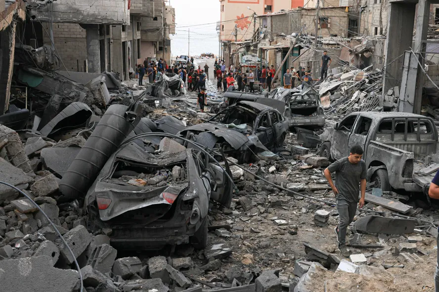 Bairro fortemente danificado por ataques aéreos israelenses no campo de refugiados de Shati, na cidade de Gaza, no início de 9 de outubro de 2023