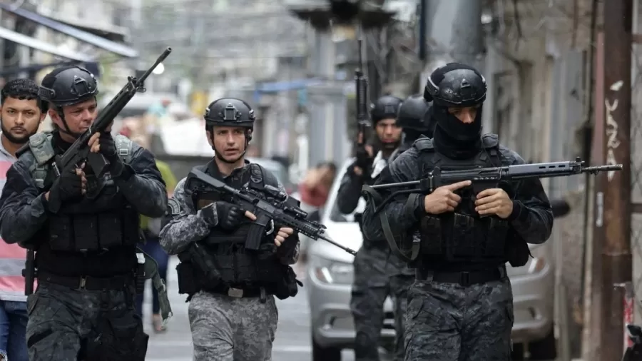 Operação Maré apreende seis fuzis e prende 12 homens