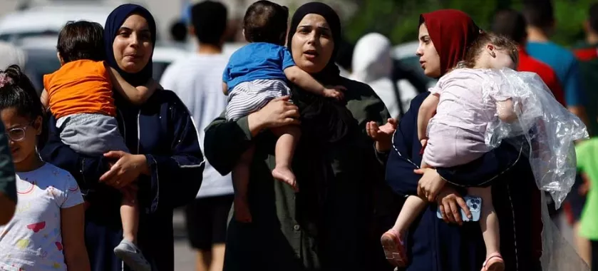 Palestinos deixam o norte de Gaza após Israel ordenar que saiam da região