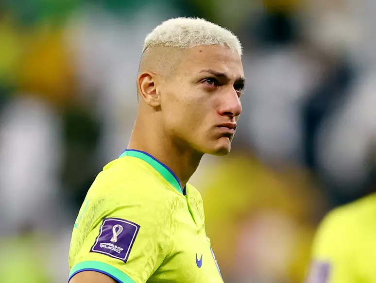Diniz barra Richarlison e muda lateral em treino da seleção brasileira
