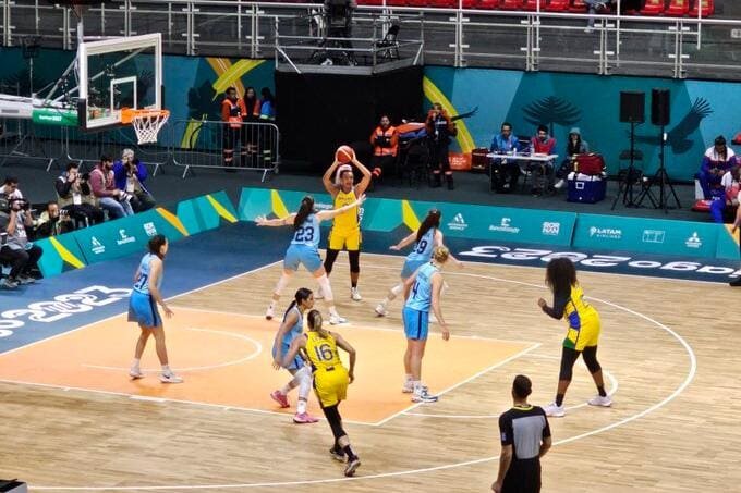 Seleções femininas de basquete e handebol do Brasil garantem vaga na final do Pan de Santiago
