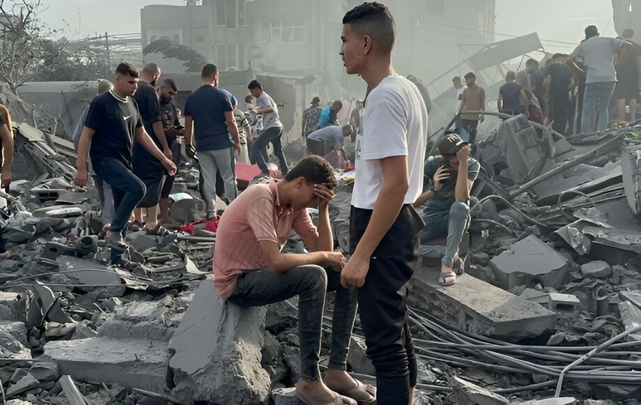 Imagem desta terça-feira, 31, mostra palestinos buscando sobreviventes após ataque aéreo de Israel no campo de refugiados de Nusseirat, na Faixa de Gaza. Bombardeios israelenses já deixaram mais de oito mil mortos no enclave