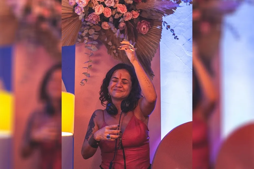 A DJ Ekanta Jake mãe dos DJs Alok e Bhaskar em apresentação em festival de música eletrônica.