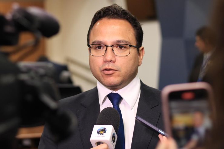 Deputado Pedrossian Neto concede entrevista à rádio e à TV Alems