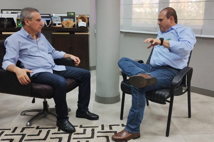 Deputado Paulo Corrêa conversa com o presidente da Famasul, Marcelo Bertoni; parlamentar representou Casa de Leis em evento nesta segunda-feira