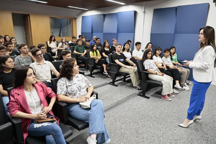 Presidente da Escola do Legislativo Senador Ramez Tebet, deputada Mara Caseiro recepcionou os estudantes