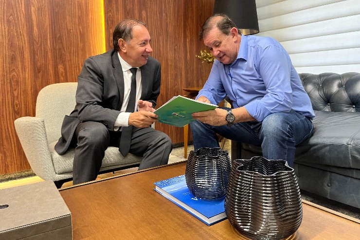 Presidente Gerson Claro recebeu o projeto esta manhã do secretário da Casa Civil, Eduardo Rocha
