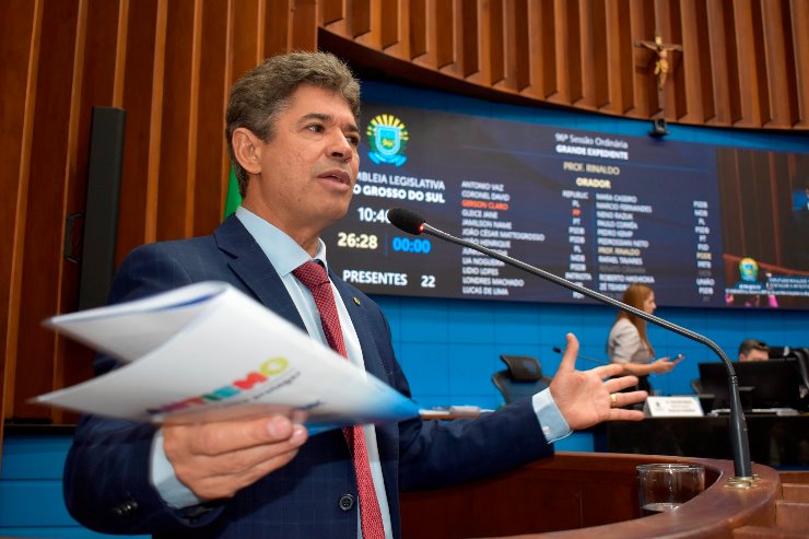 Com a cartilha distribuída na audiência pública, deputado Professor Rinaldo Modesto aborda o assunto