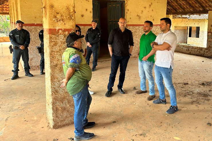 Ao lado do Vereador Elinho Junior e do Secretário de Estado de Educação, Prof. Hélio Daher, o parlamentar visitou uma escola abandonada no Distrito de Albuquerque
