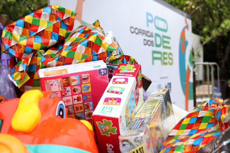 Doações de brinquedos em poucas horas depois do início da entrega dos kits.