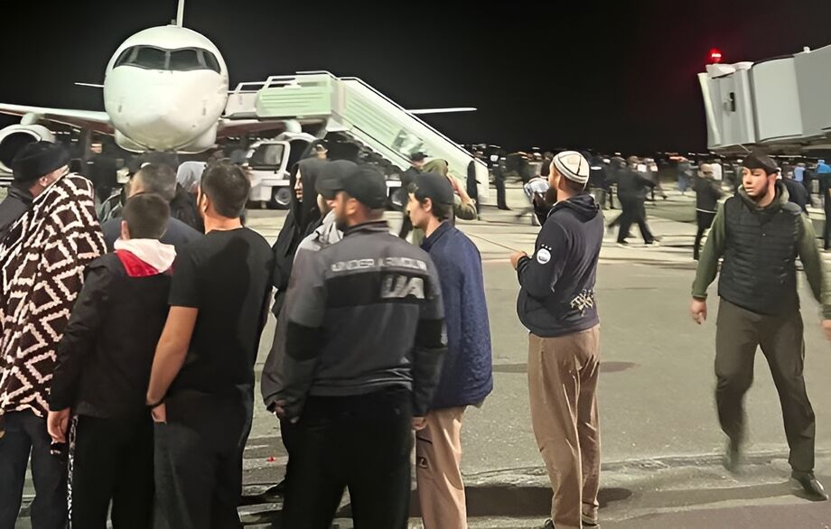 Russos protestam contra a chegada de um avião que veio de Tel Aviv, Israel, em Makhachkala, na capital do Daguestão