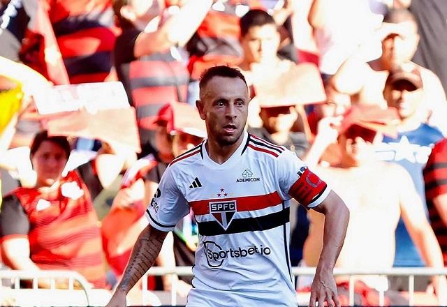 Rafinha retorna ao São Paulo para atuar como elo entre o elenco e a diretoria.