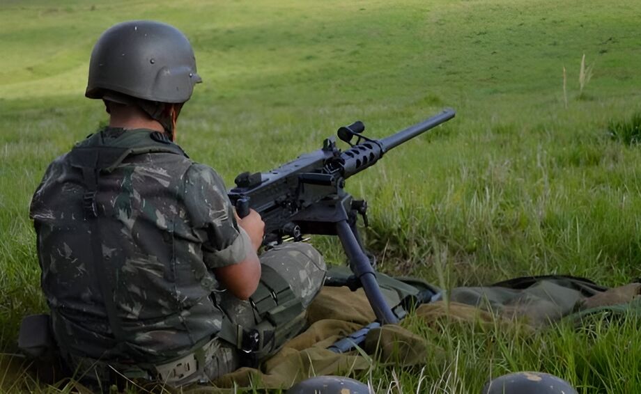 Treze metralhadoras .50, como as usadas em treinamentos do Exército (foto), foram furtadas de unidade militar de Barueri