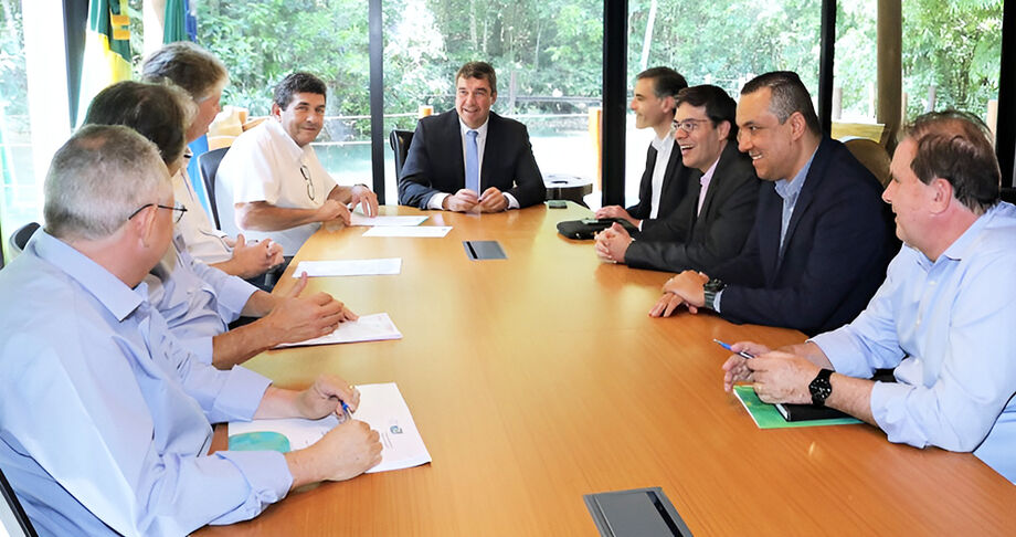 A direção da empresa Arauco se reuniu nesta terça-feira (3) com o governador Eduardo Riedel, onde reafirmou os compromissos com o Estado