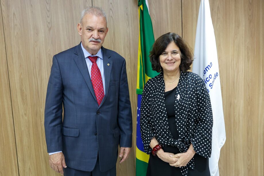 O deputado federal Geraldo Resende ao lado da ministra da Sáude, Nisia Trindade