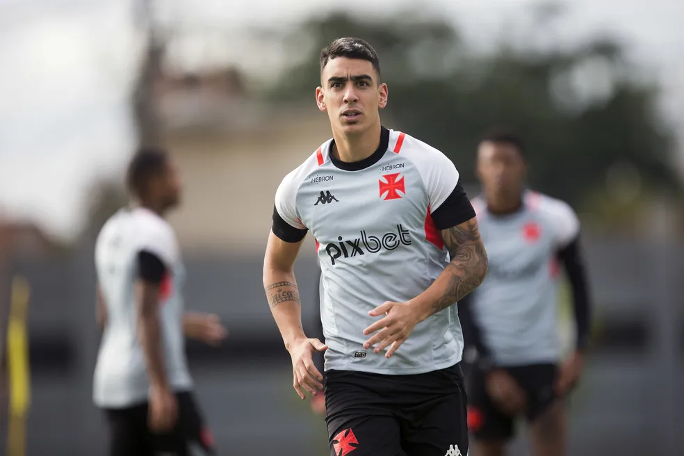 O lateral-direito Puma Rodríguez