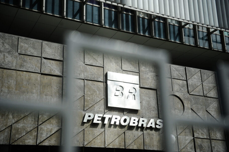 Petrobras se compromete a priorizar transferidos por venda de ativos e custear retorno