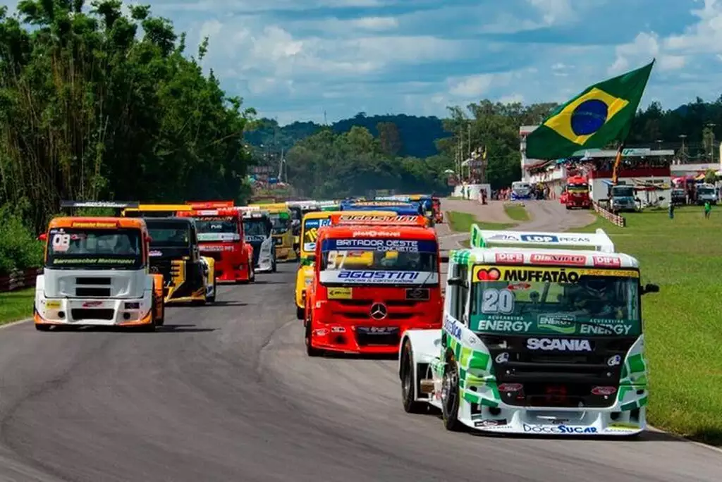 Caminhões da Fórmula Truck na etapa de Guaporé