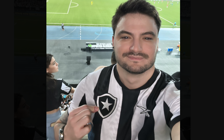 Felipe Neto durante partida do Botafogo