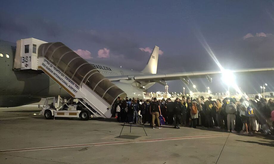 Terceira aeronave da FAB da operação de repatriação de brasileiros em Israel pousa em SP