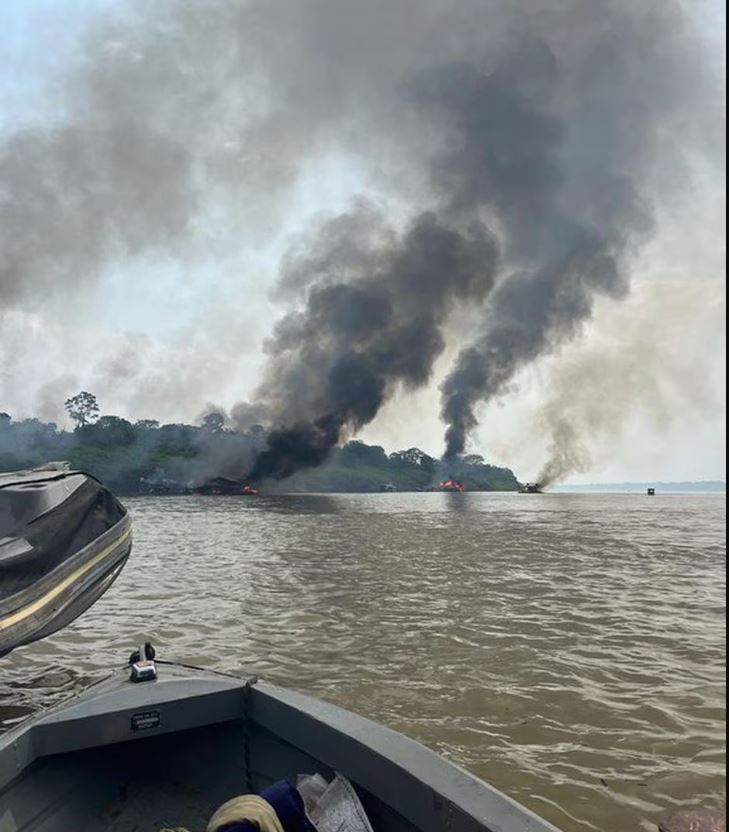 Operação Metal Líquido explodiu 144 balsas usadas no garimpo ilegal de ouro no leito do rio Madeira.