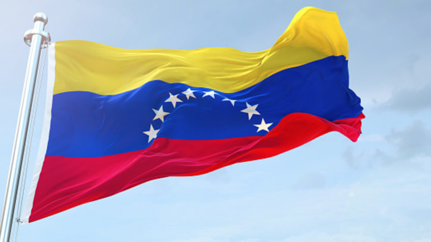 Oposição cobra fechamento de centros de votação e pede por apuração na Venezuela