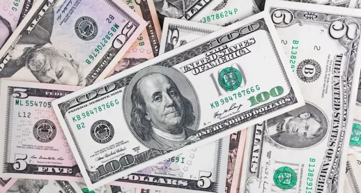 Taxas de juros sobem em meio à alta do dólar e piora das expectivas de inflação.