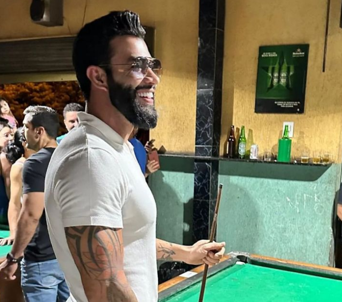 Gusttavo Lima aparece em bar em Goiânia para jogar sinuca e surpreende dono do estabelecimento