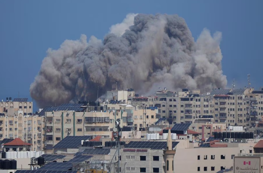 A fumaça toma conta da Cidade de Gaza após bombardeios de Israel em retaliação aos ataques terroristas do Hamas
