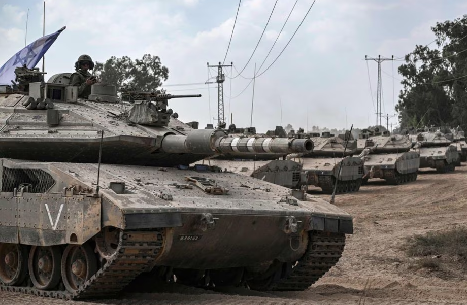 Tanques de batalha Merkava do exército israelense implantados ao longo da fronteira com a Faixa de Gaza, no sul de Israel.
