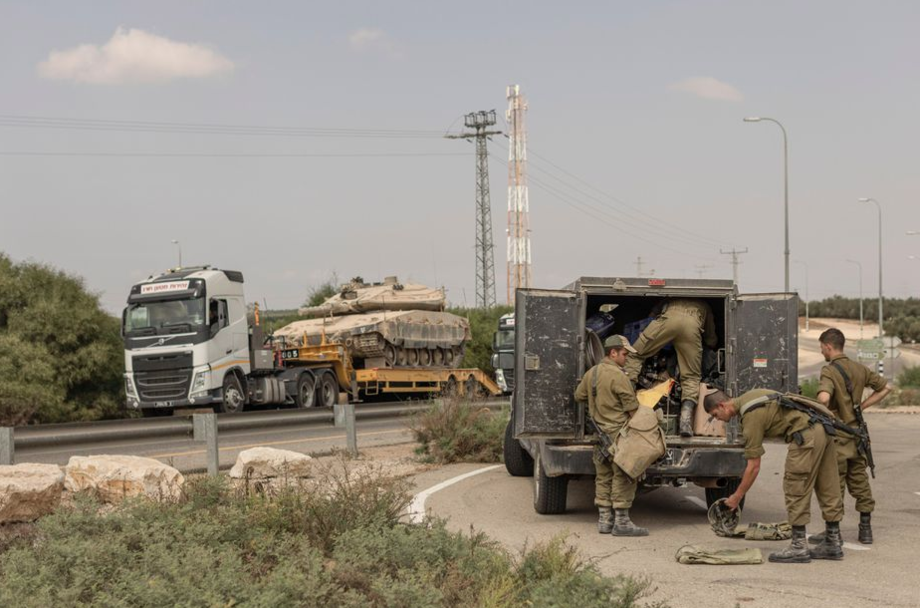 Soldados israelenses reunidos perto da Faixa de Gaza no domingo, 8 de outubro de 2023.